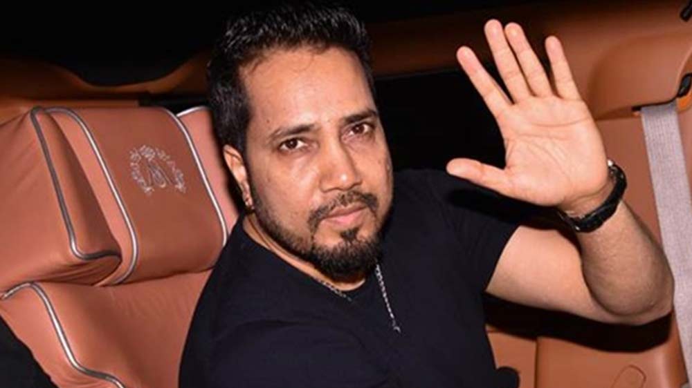 ১২ হাজার মার্কিন ডলার বহন করছিলেন তিনি। এক সঙ্গে এত বিদেশি মুদ্রা বহন করার অনুমতি না থাকায় মিকা গ্রেফতার হন।