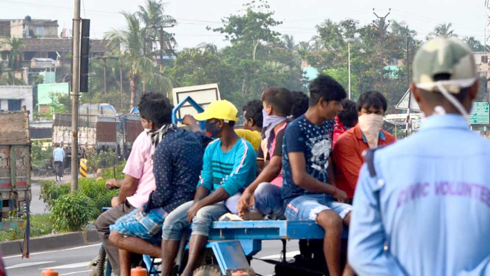 লকডাউনের আগে ঘরের পথে। শুক্রবার উলুবেড়িয়ায়। ছবি: সুব্রত জানা 