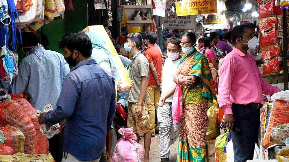 দূরত্ব বিধি উড়িয়ে বাঁকুড়ার চকবাজারে। ছবি: অভিজিৎ সিংহ