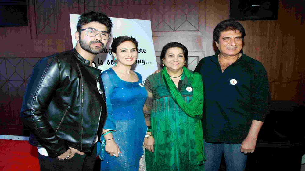 স্মিতার মৃত্যুর পর ফের প্রথম স্ত্রী ও ছেলেমেয়ের কাছে ফিরে যান রাজ বব্বর। শোনা যায়, স্মিতা চলে যাওয়ায় প্রতীকের প্রতি নজর দেওয়ার তাগিদই অনুভব করেননি তিনি।