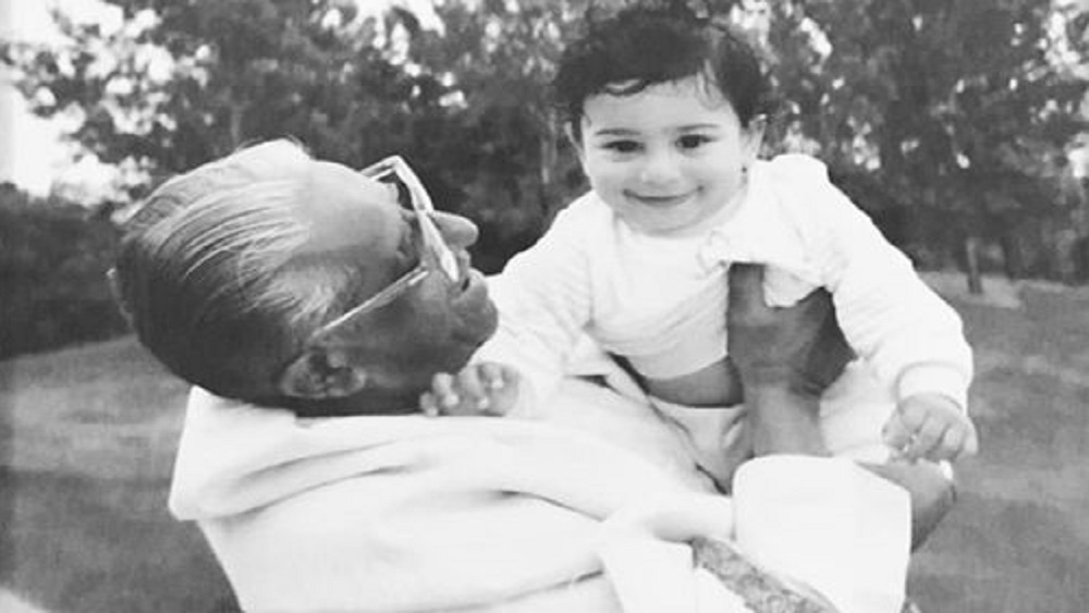 দিদা বিদ্যাতাই পাটিল এবং দাদু শিবাজিরাও গিরিধার পাটিলের কাছেই মানুষ হন প্রতীক। সারা ক্ষণ প্রতীককে আগলে রাখতেন তাঁরা। মেয়ের নামের সঙ্গে মিলিয়ে নাতির নাম স্মিত রাখেন তাঁরা। স্কুলে পড়ার সময় এই নামেই পরিচিত ছিলেন প্রতীক। পরে নাম পাল্টে নেন তিনি।