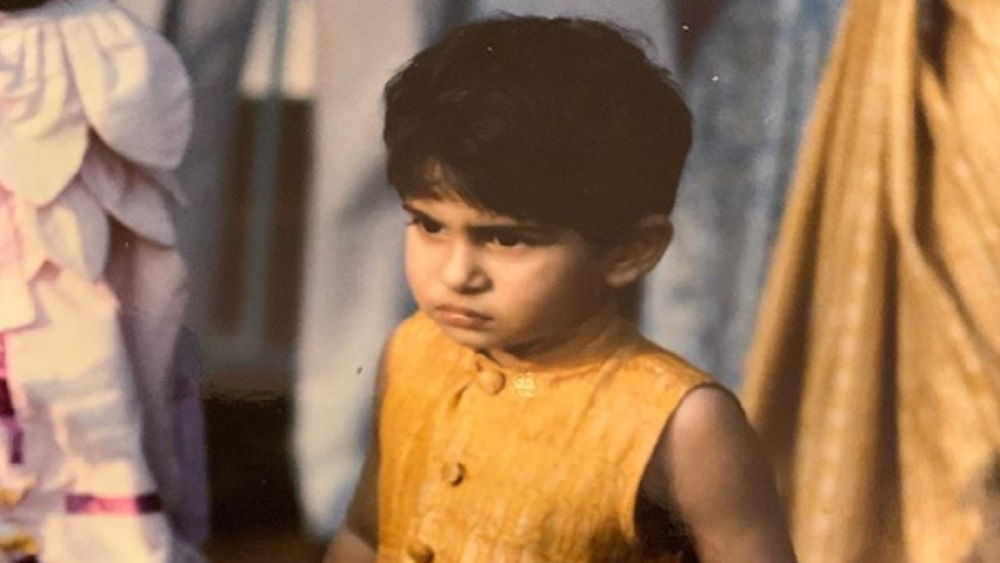 বাবা রাজ বব্বরের প্রতি মনে ক্ষোভ জন্মায় প্রতীকের। জানতে পারেন, নিজের কাজ এবং রাজনৈতিক কেরিয়ার নিয়ে এতটাই ব্যস্ত ছিলেন রাজ যে, শেষ সময়ও স্মিতাকে সময় দেননি।