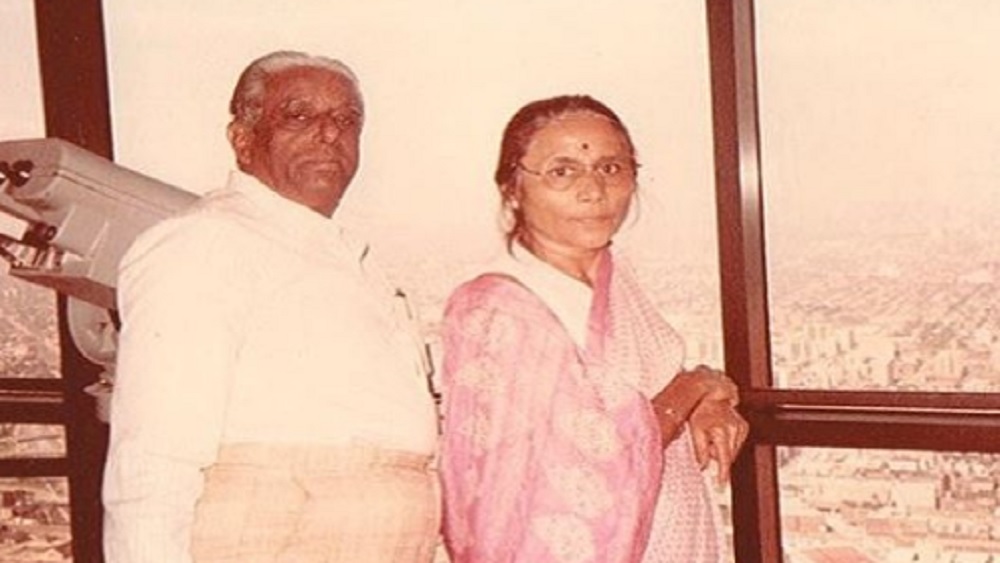 মা-বাবার স্নেহ থেকে বঞ্চিত প্রতীককে আদর-যত্নেই বড় করেন তাঁর দাদু-দিদা। সারা ক্ষণ প্রতীককে আগলে রাখতেন তাঁরা। কিন্তু স্কুলে পড়ার সময় মাত্র ১৩ বছর বয়সে বন্ধুদের পাল্লায় পড়ে প্রথম বার মাদক সেবন করেন প্রতীক। তার পর থেকে নিয়মিত মাদক নিতে শুরু করেন তিনি।