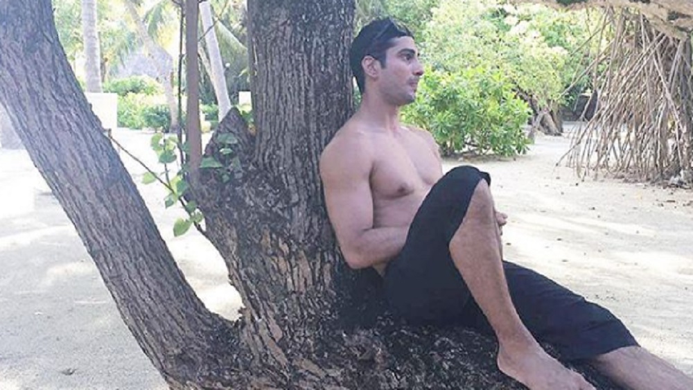 পরে এ নিয়ে একাধিক সাক্ষাৎকারে মুখ খোলেন প্রতীক। জানান, দাদু-দিদার ভালবাসা পেলেও, ছোটবেলা থেকেই একাকিত্বে ভুগতেন তিনি। সেই অর্থে তেমন বন্ধু-বান্ধব ছিল না তাঁর। তাই একাকিত্ব কাটাতে মাদকাসক্ত হয়ে পড়েন তিনি।