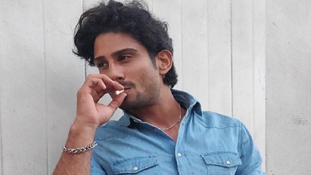 নিয়মিত মাদক নেওয়ার ফলে প্রতীকের আচরণেও পরিবর্তন আসে। যখন তখন মেজাজ গরম হয়ে যেত তাঁর। অকারণে ঠান্ডা লাগত কখনও, আবার কখনও গরম লাগত। কখনও রাতের পর রাত জেগে থাকতেন, কখনও আবার এমন ঘুমোতেন যে দিন-রাতের হুঁশ থাকত না। সেইসঙ্গে শরীরে অসম্ভব যন্ত্রণা অনুভব করতেন।