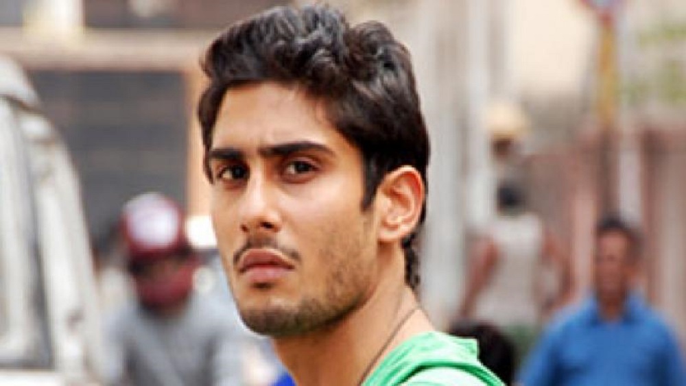 কৈশোরে এত কিছুর মধ্যেই তাঁর জীবনে প্রথম প্রেম আসে। কিন্তু মাদকাসক্তির জেরে সেই ভালবাসাও স্থায়ী হয়নি। প্রথম প্রেম ভেঙে যাওয়ার ধাক্কা সামলাতে না পেরে প্রতীক জ্বলন্ত সিগারেটের ছ্যাঁকা দিয়ে নিজের হাতে প্রেমিকার নামও লেখেন।