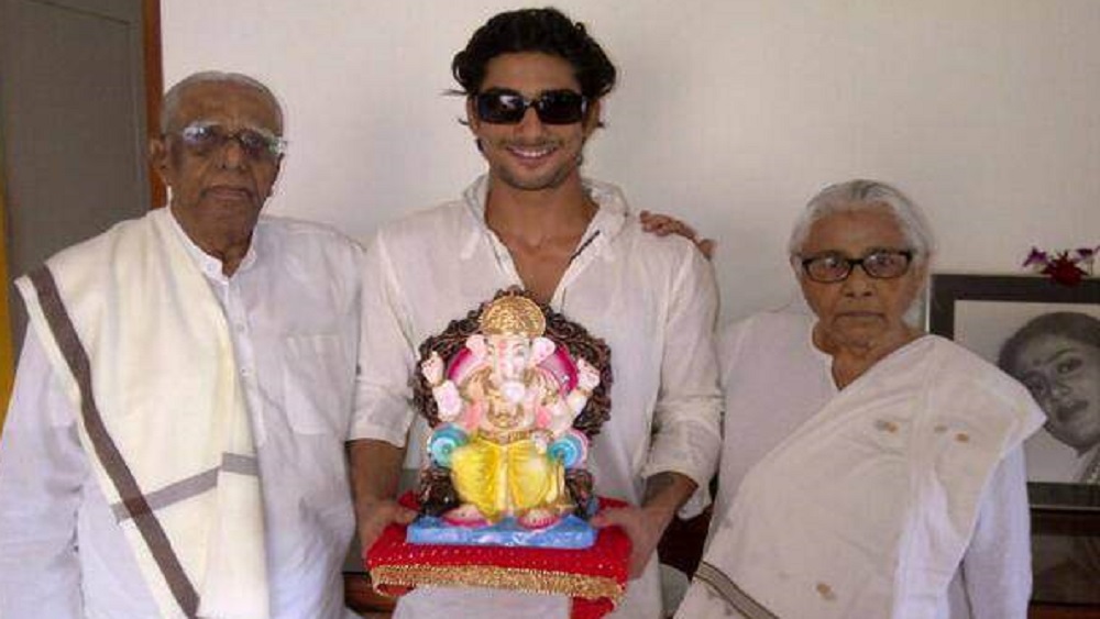 প্রতীককে এই অন্ধকার থেকে বার করে আনতে হলে, চেনা পরিবেশ থেকে দূরে সরিয়ে নিয়ে যেতে হবে বলে সেই সময় মনস্থির করেন তাঁর দাদু-দিদা। সেই মতো অজমেঢ়ের একটি কলেজে প্রতীককে পাঠিয়ে দেন তাঁরা। শুরুতে আপত্তি করলেও, দাদু-দিদার এই সিদ্ধান্ত মেনে নেন প্রতীক। কিন্তু এক মাসের মধ্যে অজমেঢ় তাঁর কাছে অসহ্য হয়ে ওঠে। বাড়িতে ফোন করে জানিয়ে দেন, আর এক দিনও অজমেঢ়ে থাকতে হলে আত্মহত্যা করবেন।