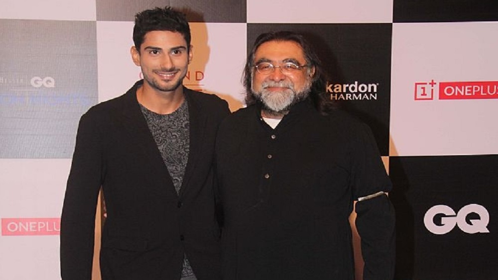 নিজের যোগ্যতা প্রমাণ করতে তাই অ্যাডগুরু প্রহ্লাদ কক্করের কাছে গিয়ে হাজির হন প্রতীক। স্মিতা পাটিলের ঘনিষ্ঠ বন্ধু ছিলেন প্রহ্লাদ। প্রহ্লাদের সংস্থা ‘জেনেসিস’-এর নামকরণও করেছিলেন স্মিতা। কিন্তু প্রথম দিনই প্রহ্লাদের অফিস থেকে কাঁদতে কাঁদতে বাড়ি ফিরে যান প্রতীক। সেখানে তাঁকে দিয়ে বাথরুম পরিষ্কার করানো হয়েছে বলে দিদাকে জানান তিনি।