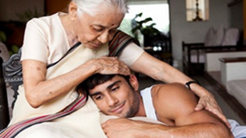 প্রতীককে তাঁর দিদা বোঝান, জীবনে সাফল্য পেতে গেলে বহু ঘাত-প্রতিঘাত আসে। কিন্তু হাল ছাড়লে চলে না। তাতে সাহস পেয়ে ফের প্রহ্লাদের অফিসে ফিরে যান প্রতীক। ধীরে ধীরে সেখানে সকলের সঙ্গে ভাল সম্পর্ক তৈরি হয়ে যায় তাঁর। সেই সময় প্রহ্লাদকে নিজের ইচ্ছের কথা জানান প্রতীক। জানান, তিনি অভিনেতা হতে চান।