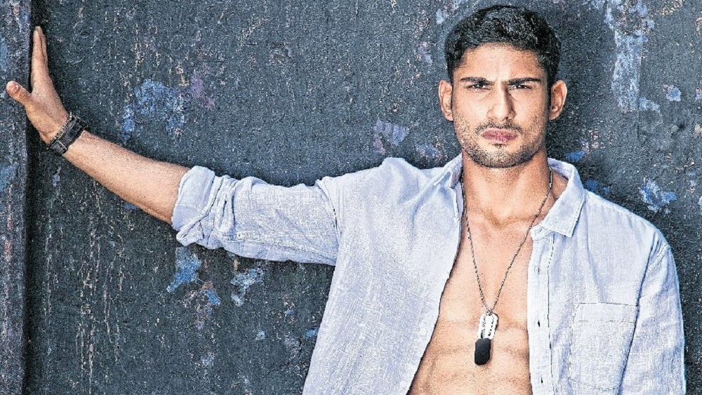 প্রতীককে চকোলেটের একটি বিজ্ঞাপনে সুযোগ দেন প্রহ্লাদ। তার পর একে একে পেপসি এবং আরও নানা বিজ্ঞাপনে মুখ দেখাতে শুরু করেন প্রতীক। সেই সময় পরিচালক আব্বাস টায়ারওয়ালার স্ত্রী পাখি প্রহ্লাদ কক্করের অফিসে আসেন। আমির খানের প্রযোজনায় তৈরি ‘জানে তু ইয়া জানে না’ ছবিতে এক জন পার্শ্ব অভিনেতার প্রয়োজন বলে জানান।