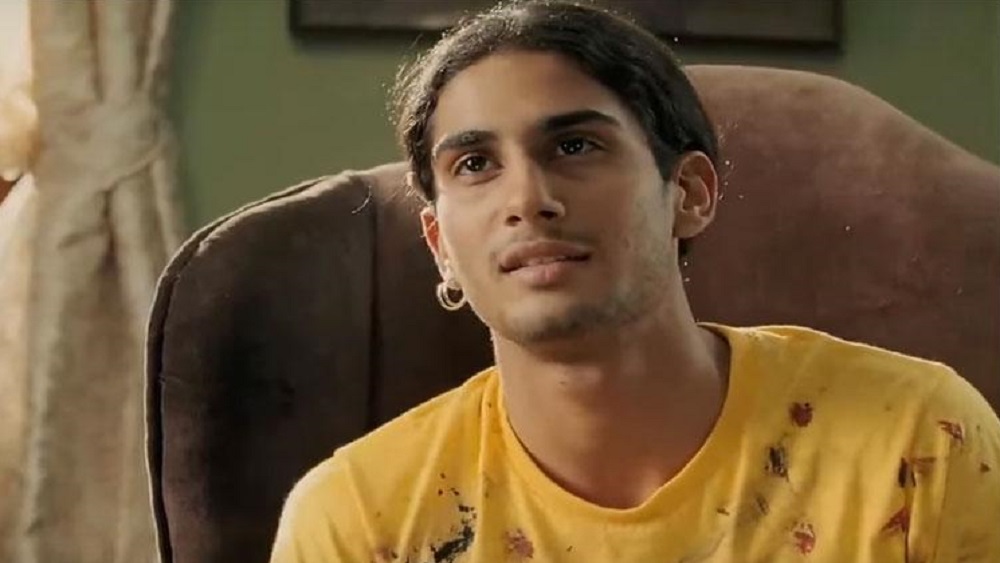 এই ছবির মাধ্যমে ভাগ্নে ইমরানকে বলিউডে ব্রেক দিচ্ছিলেন আমির খান। ছবির নায়িকা জেনেলিয়া ডি’সুজার ভাইয়ের চরিত্রের অডিশন দেন প্রতীক। তাতে উতরে যান তিনি। ছবিতে মাত্র পাঁচটি দৃশ্যে প্রতীককে দেখা যায়। খুব বেশি সংলাপও ছিল না তাঁর। কিন্তু শুধু মাত্র অভিনয় ক্ষমতার জোরে সকলের মন জয় করে নেন তিনি।