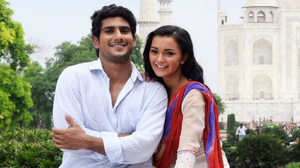 ২০১৭ সালে ‘এক দিওয়ানা থা’ ছবিতে অভিনয় করেন প্রতীক। শুটিং চলাকালীন ছবির নায়িকা অ্যামি জ্যাকসনের সঙ্গে সম্পর্ক গড়ে ওঠে তাঁর। দু’জনে লিভ ইনও করেন। অ্যামি তাঁর জীবনে আসায় একাকিত্ব কাটিয়ে বেরিয়ে আসেন প্রতীক। ভিন্ দেশ থেকে ভারতে এসে প্রতীকের কাছে নিরাপদ আশ্রয় পান অ্যামিও। দু’জনের সম্পর্ক এতটাই গভীর ছিল যে, নিজেদের হাতে ‘মেরা প্যায়ার, মেরা প্রতীক’ এবং ‘মেরা প্যায়ার, মেরা এমি’ লিখে ট্যাটুও করিয়েছিলেন তাঁরা।