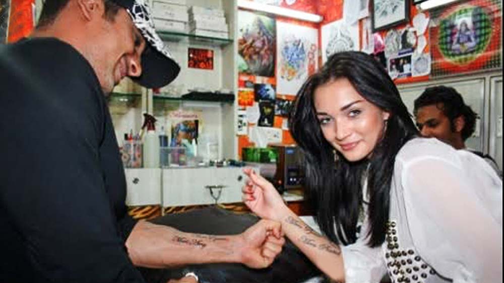 কিন্তু কিছু দিনের মধ্যেই অ্যামি ও প্রতীকের সম্পর্ক ভেঙে যায়। সম্পর্ক ভেঙে যাওয়ার পর নিজের হাত থেকে প্রতীকের নামের ট্যাটুও মুছে ফেলেন অ্যামি। তাতে এতটাই ভেঙে পড়েন প্রতীক যে, ফের মাদকাসক্ত হয়ে পড়েন তিনি। তাতে কাজের উপরও প্রভাব পড়তে শুরু করে। প্রায়শই দেরি করে শুটিংয়ে পৌঁছতেন তিনি। কখনও কখনও দু’-তিন দিন খোঁজও মিলত না তাঁর।