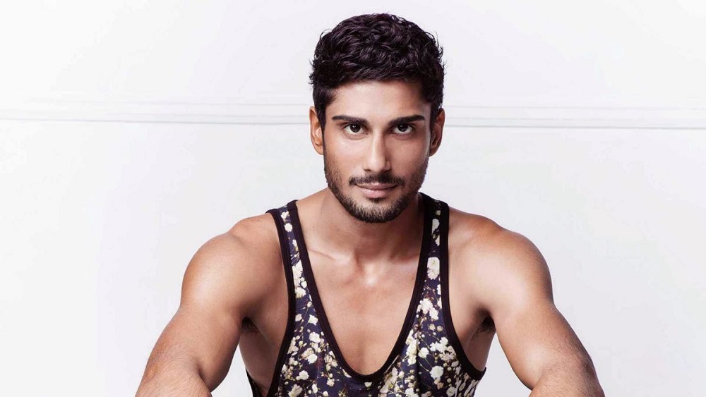 প্রতীকের এই আচরণ নিয়ে বলিউডে কানাঘুঁষো শুরু হয়ে সময় লাগেনি। এর ফলে একের পর এক বিগ ব্যানারের ছবি হাতছাড়া হয়ে যায় প্রতীকের। এই সময়ই দিদা বিদ্যাতাইয়ের মৃত্যু আরও অন্ধকারে ঠেলে দেয় তাঁকে। পরিস্থিতি এমন দাঁড়ায় যে, মাদক না পেলে নিজেকে আঘাতও করতে শুরু করেন তিনি। একসময় নিজের এই অভ্যাসই তাঁকে নতুন করে ভাবিয়ে তোলে। নিজেকে ফের গুছিয়ে নিতে তাই রিহ্যাবে ভর্তি হন তিনি।