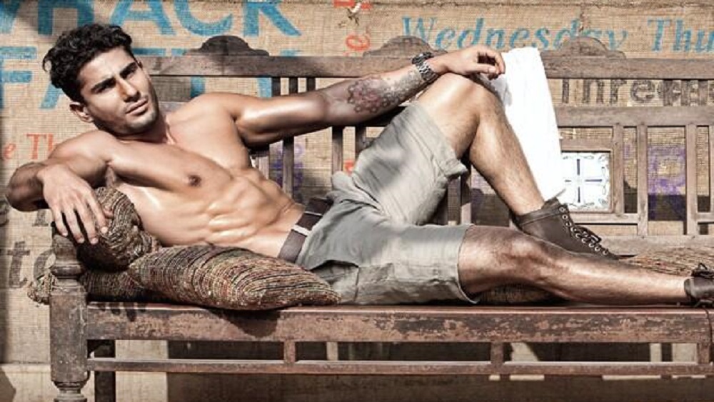 বেশ কয়েক মাস রিহ্যাবে থাকার পর মাদকাসক্তি পিছু ছাড়ে প্রতীকের। সম্পূর্ণ অন্য মানুষ হিসেবে রিহ্যাব থেকে বেরিয়ে আসেন তিনি। কিন্তু তত দিনে তাঁর কেরিয়ারের অনেক ক্ষতি হয়ে গিয়েছে। নতুন করে সব কিছু শুরু করতে তাই ফের অভিনয়ের ক্লাসে ভর্তি হন তিনি। নায়কের চরিত্রে পাওয়া মুশকিল জেনে পার্শ্বচরিত্রের দিকে ঝোঁকেন তিনি। ঘষে মেজে নিজের চেহারাতেও বদল আনেন।