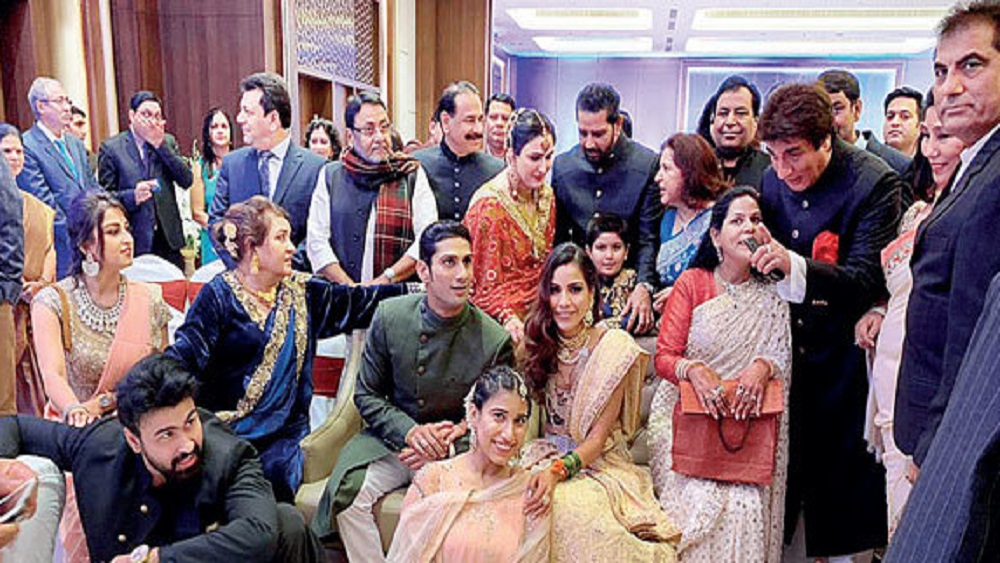 ২০১৯ সালে বহুজন সমাজ পার্টির নেতা পবন সাগরের মেয়ে ও দীর্ঘদিনের বান্ধবী সানিয়া সাগরের সঙ্গে সাতপাকে বাঁধা পড়েন প্রতীক। অতীতের তিক্ততা ভুলে তাঁর বিয়েতে যোগ দেন রাজ বব্বর, আর্য এবং তাঁদের গোটা পরিবার। উত্তরপ্রদেশের প্রাক্তন মুখ্যমন্ত্রী মায়াবতীও তাঁদের বিয়ের অনুষ্ঠানে হাজির হন।