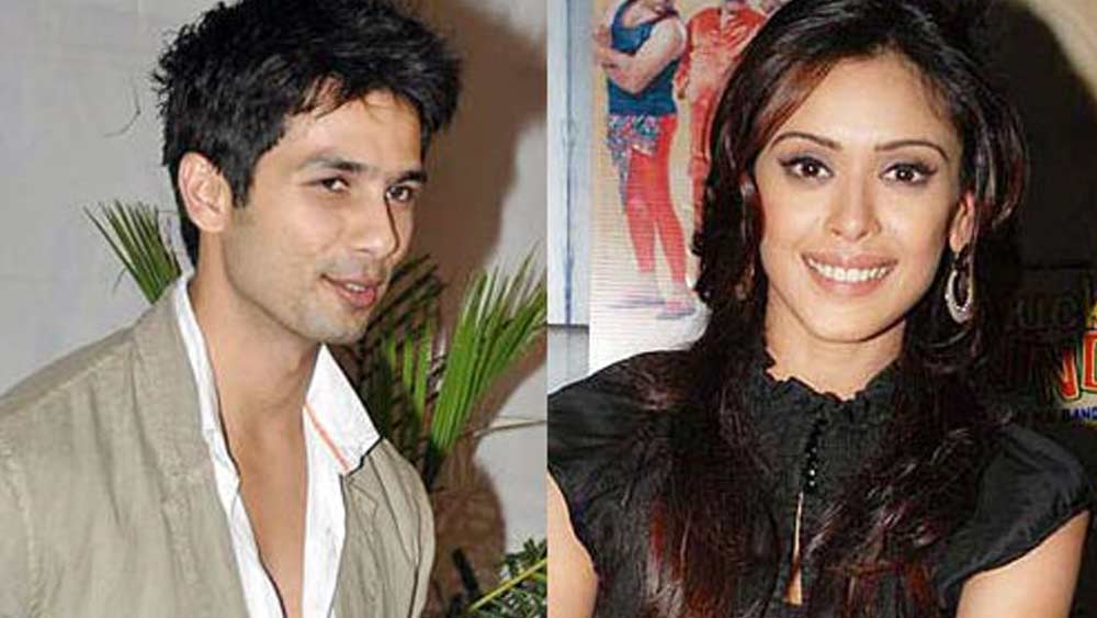 হৃষিতার সঙ্গেই নাকি প্রথম ডেট করতেন শাহিদ কপূর। তখনও বলিউডে সে রকম পরিচিতি নেই শাহিদের। একটি মিউজিক ভিডিয়োতে এক সঙ্গে কাজ করতেন তাঁরা।