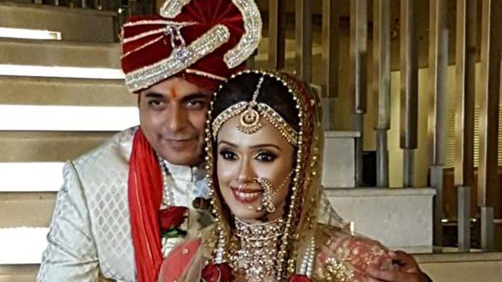 রাষ্ট্রপুঞ্জের এক জন কূটনীতিকের সঙ্গে ২০১৭ সালে সাত পাকে আবদ্ধ হয়েছেন হৃষিতা। কিন্তু ছবির জগতকে ভুলে থাকা কি এতটা সহজ?