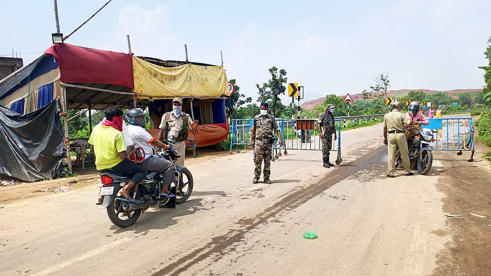 ঝাড়খণ্ড সীমানা লাগোয়া ঝালদার তুলিনে নাকা পয়েন্ট। 