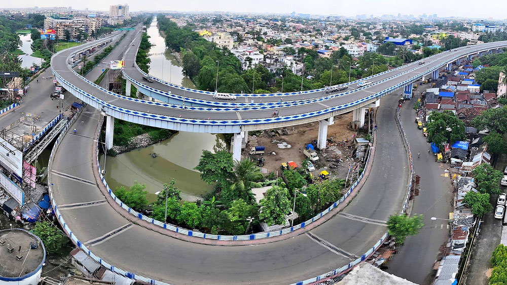 জন-যানহীন: খাঁ-খাঁ উল্টোডাঙা উড়ালপুল। শনিবার, রাজ্যে সাপ্তাহিক লকডাউনের দ্বিতীয় দিনে। ছবি: সুদীপ্ত ভৌমিক