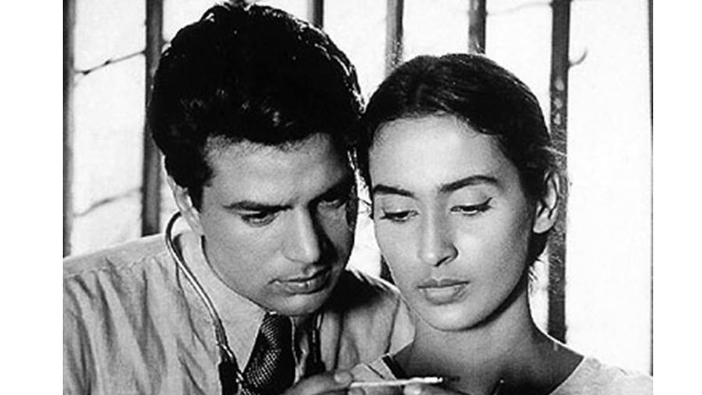 ফিল্মফেয়ার ম্যাগাজিনের ট্যালেন্ট হান্টে বিজয়ী হওয়ার পর মায়ানগরীর দরজা খুলে যায় ধর্মেন্দ্রর সামনে। চুক্তি অনুযায়ী, প্রতিযোগিতার পরই একটি ছবিতে নায়ক হওয়ার কথা ছিল তাঁর। কিন্তু দীর্ঘ সময় কেটে গেলেও, সেই ছবির কাজ শুরু হয়নি। তাই শেষ মেশ ১৯৬০ সালে অর্জুন হিঙ্গোরানির ‘দিল ভি তেরা হম ভি তেরে’ ছবির মাধ্যমে বিনোদন জগতে পা রাখেন ধর্মেন্দ্র।