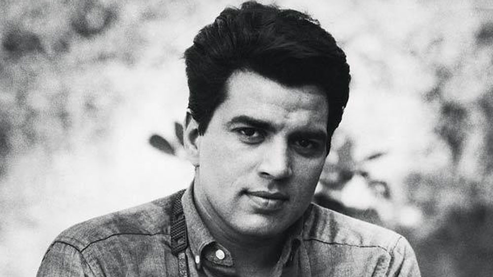 বলিউডে প্রথম যদি কেউ ‘গ্রিক গড’-এর তকমা পেয়ে থাকেন, তিনি হলেন ধর্মেন্দ্র। সুদর্শন চেহারার জন্য শুরুর দিকে রোম্যান্টিক ছবিতেই তাঁকে নিতেন পরিচালকরা। একে একে ‘সুরত অউর সিরত’, ‘বন্দিনী’, ‘অনপঢ়’, ‘পূজা কে ফুল’-এর মতো ছবিতে দেখা যায় তাঁকে।