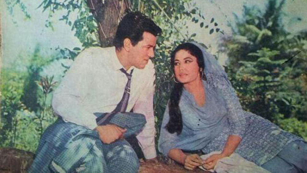 কিন্তু শুধুমাত্র রোম্যান্টিক চরিত্রে নিজেকে বেঁধে রাখতে চাননি ধর্মেন্দ্র। যে কারণে ১৯৬৮ সালে স্পাই-থ্রিলার ‘আঁখে’ ছবিতে অভিনয় করেন তিনি। ছবিটি সুপারহিট হয়। মীনাকুমারী, নূতন, মালা সিংহ, সায়রা বানুর মতো নায়িকাদের সঙ্গে ধর্মেন্দ্র জুটি পছন্দ করেন দর্শক।