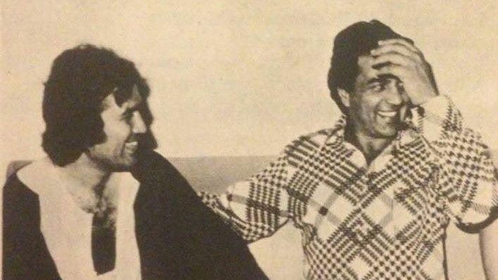 একের পর এক ছবি হিট হতে শুরু করায়, আর পিছন ফিরে তাকাতে হয়নি ধর্মেন্দ্রকে। কিন্তু সেই সময়ই ইন্ডাস্ট্রিতে পা রাখেন রাজেশ খন্না। ১৯৬৬ সালে ‘আখরি রাত’ ছবির মাধ্যমে ডেবিউ করেন রাজেশ খন্না। তার পরের বছর মুক্তি পায় ‘রাজ’। দু’টি ছবিই সফল হয়। ‘আখরি রাত’ সেরা বিদেশি ছবি হিসেবে মনোনীত হয় অস্কারের জন্যও। এর পর ‘ডোলি’, ‘আরাধনা’-র হাত ধরে জনপ্রিয়তার শীর্ষে পৌঁছে যান রাজেশ খন্না। শোনা যায়, একের পর এক হিট ছবি উপহার দেওয়ায় তাঁর বাড়ির বাইরে লাইন দিতে শুরু করেন পরিচালকরা।