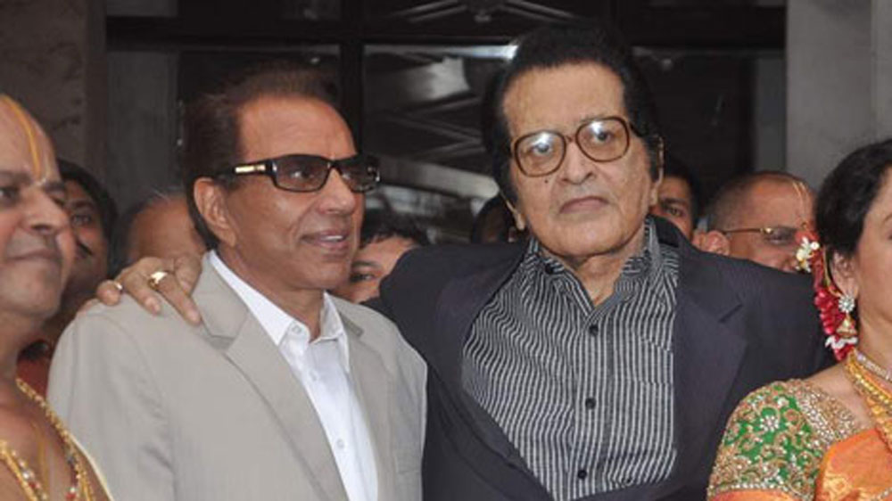 রাজেশ খন্নার এই প্রতিপত্তির মধ্যে কোনওরকমে যে দুই অভিনেতা টিকেছিলেন, তার মধ্যে অন্যতম হলেন ধর্মেন্দ্র এবং মনোজকুমার। মনোজকুমার বেছে বেছে কাজ করতেন। অভিনয়ের পাশাপাশি পরিচালনাতেও হাত পাকাতে শুরু করেন তিনি। ধর্মেন্দ্র অবশ্য শুধু অভিনয়েই মন দেন। তবে দলবাজিতে আপত্তি ছিল তাঁর। তাই কারও পদলেহন করার চেয়ে নিজের যোগ্যতায় কাজ পাওয়ায় মন দেন তিনি।