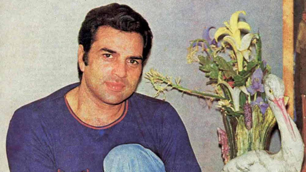 ১৯৬৬ থেকে ’৬৯ সাল পর্যন্ত ‘অনুপমা’, ‘আয়ে দিন বাহারকে’, ‘মঝলি দিদি’, ‘শিকার’, ‘মেরে হমদম মেরে দোস্ত’-এর মতো একঝাঁক ছবিতে অভিনয় করেন ধর্মেন্দ্র। তবে সব ছবিতেই প্রায় একই রকমের চরিত্রে দেখা যায় তাঁকে। তাই ১৯৬৯ সালে ‘সত্যকাম’ ছবিটি যখন তাঁর হাতে এসে পৌঁছয়, আর ঝুঁকি নেননি তিনি। পাছে ছবিটি হাতছাড়া হয়ে যায়, তার জন্য নিজেই প্রযোজনার দায়িত্ব কাঁধে তুলে নেন।