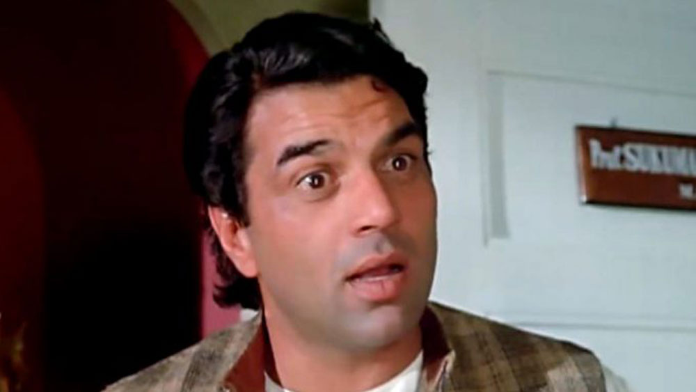 ১৯৭৫ সালে ‘শোলে’ মুক্তি পাওয়ার আগে পর্যন্ত ‘জীবন মৃত্যু’, ‘শরাফত’, ‘গুড্ডি’, ‘সীতা অউর গীতা’, ‘ইয়াদোঁ কি বারাত’, ‘দোস্ত’, ‘চুপকে চুপকে’— একের পর এক হিট ছবি উপহার দেন ধর্মেন্দ্র। ‘শোলে’ ছবিতে তাঁর অভিনয় অত্যন্ত জনপ্রিয় হয়। কিন্তু তত দিনে তাঁর উপর ছায়া ফেলতে শুরু করেছেন অমিতাভ বচ্চন।