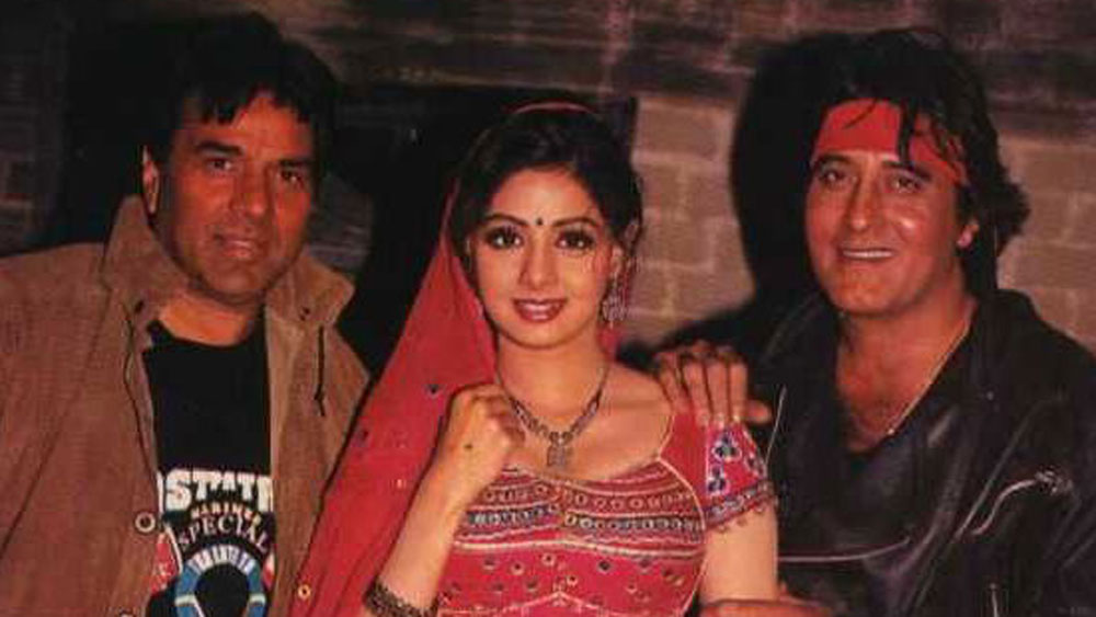 ‘শোলে’র মতো মেগাহিট ছবি উপহার দেওয়া সত্ত্বেও একাধিক ছবিতে দ্বিতীয় নায়কের ভূমিকায় অভিনয় করতে হয়েছে ধর্মেন্দ্রকে। র‌্যাঙ্কিংয়ের ক্ষেত্রে সর্বদা অমিতাভের পরে রাখা হয়েছে তাঁকে। ১৯৮৭ সালে ‘হুকুমত’, ‘লোহা,’ ‘আগ হি আগ’, ‘ওয়াতন কে রাখওয়ালে’, ‘খতরোঁ কে খিলাড়ি’-র মতো সাত-সাতটি হিট ছবি উপহার দেন ধর্মেন্দ্র। কিন্তু তাঁর সাফল্যকে ধর্তব্যের মধ্যেই আনেনি ইন্ডাস্ট্রি। দীর্ঘ পাঁচ দশকের কেরিয়ারে এক বারও সেরা অভিনেতার পুরস্কার পাননি তিনি। ২০১২ সালে পদ্মভূষণ পাওয়া ছাড়া সে ভাবে স্বীকৃতও পাননি ধর্মেন্দ্র।