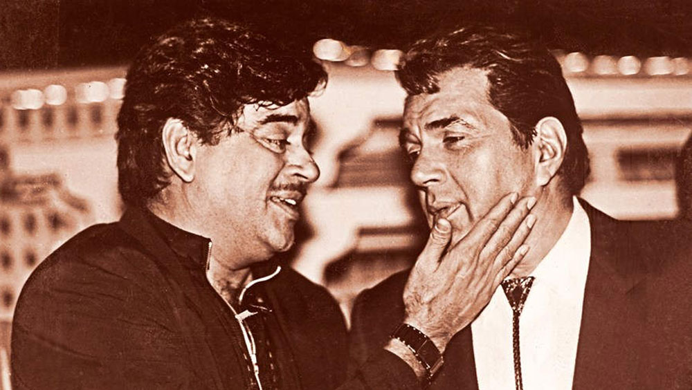 তবে ধর্মেন্দ্র একা নন, দলবাজিতে যোগ দেননি বলে ইন্ডাস্ট্রি তাঁকেও প্রাপ্য সম্মান দেয়নি বলে অভিযোগ করেছেন শত্রুঘ্ন সিনহাও। সুশান্ত সিংহ রাজপুতের মৃত্যু নিয়ে কাটাছেঁড়ার মধ্যে সম্প্রতি তিনি বলেন, ‘‘সত্তরের দশকের ঢের আগে থেকেই বলিউডে দলবাজি চলে আসছে। বহু প্রতিভাবান অভিনেতাকে এর মূল্য চোকাতে হয়েছে। রাজেশ খন্না দলবাজি করতেন। দলবাজি করতেন শাম্মি কপূরও। বড় দাদা বলে যাঁকে মানি, সেই ধর্মেন্দ্র এবং আমি কখনও কোনও দলে যোগ দিইনি।’’