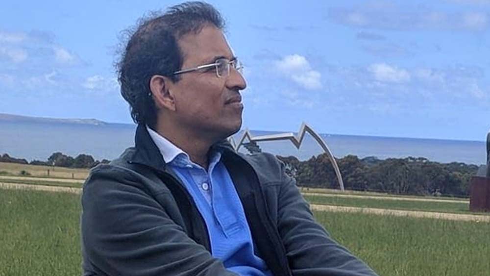 অধ্যাপক দম্পতির ছেলে হর্ষের জন্ম ১৯৬১ সালের ১৯ জুলাই, হায়দরাবাদে। তাঁর বাবা ছিলেন ফরাসি ভাষার অধ্যাপক। মায়ের বিষয় ছিল মনস্তত্ব। ওসমানিয়া বিশ্ববিদ্যালয়ের কলেজ অব টেকনোলজি থেকে কেমিক্যাল ইঞ্জিনিয়ারিং পাশ করেন মেধাবী হর্ষ। তাঁর পরবর্তী গন্তব্য ছিল আমদাবাদের ইন্ডিয়ান ইনস্টিটিউট অব ম্যানেজমেন্ট।