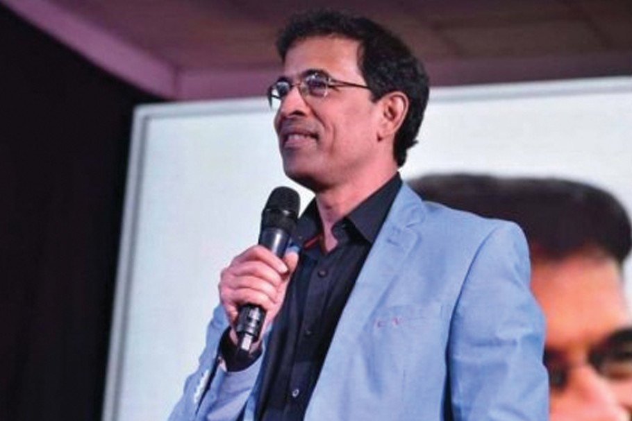 পড়াশোনা র পাশাপাশি হর্ষর জীবন জুড়ে ছিল ক্রিকেটও। হায়দরাবাদে তিনি এ ডিভিশন স্তর অবধি ক্রিকেট খেলেছেন। ওসমানিয়া বিশ্ববিদ্যালয়ের হয়ে প্রতিনিধিত্ব করেছেন বিভিন্ন টুর্নামেন্টে।