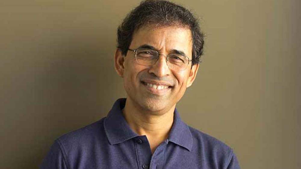 ১৯৯২ ক্রিকেট বিশ্বকাপে হর্ষর ধারাবিবরণী তুমুল জনপ্রিয় হয়েছিল। ‘সেক্সিয়েস্ট ভয়েস’-এর তকমা পেয়েছিলেন তিনি। এর পর তিনি কাজ করেছেন এবিসি রেডিয়ো গ্র্যান্ডস্ট্যান্ড-এর হয়ে। ১৯৯৬ ও ১৯৯৯ বিশ্বকাপের সময় হর্ষ ভোগলে ছিলেন বিবিসি-র ধারাভাষ্যকার।