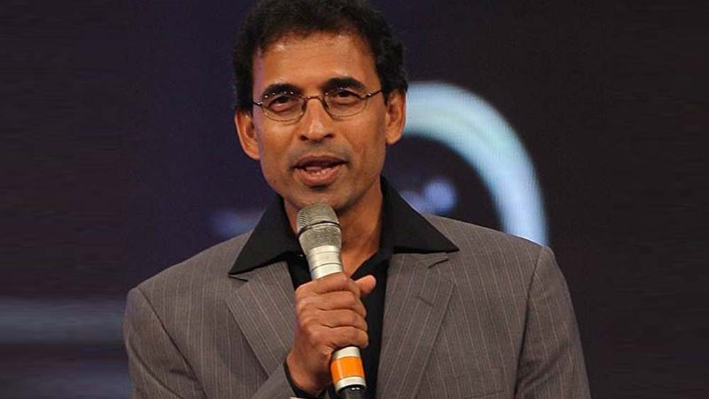 কাজে সুখ্যাতির পাশাপাশি এসেছে বিতর্কও। বিসিসিআই তাঁকে ধারাভাষ্যকার হিসেবে খারিজ করে। হর্ষর দাবি, কী কারণে তাঁকে বরখাস্ত করা হল, কোনওদিন স্পষ্ট করে জানায়নি বিসিসিআই।