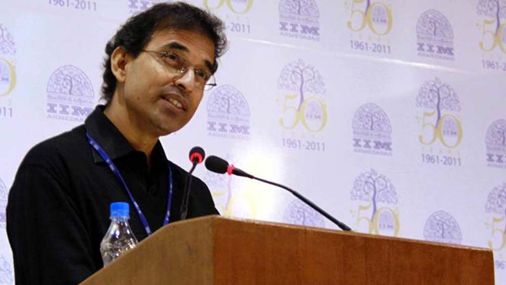 তবে ক্রিকেটের অন্দরমহলে কান পাতলে শোনা যায়, হর্ষর ধারাভাষ্যে তাঁদের সমালোচনায় ক্ষুব্ধ হয়েছিলেন ভারতীয় ক্রিকেটাররা। তাঁদের রোষের শিকার হয়েছিলেন তিনি। ফলে তাঁর উপর নেমে এসেছিল বোর্ডের খাঁড়ার ঘা।