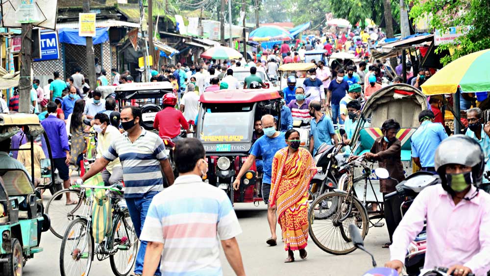 বিধি উড়িয়ে: শিলিগুড়ি ফুলেশ্বরী মাছ বাজারে ভিড় জমিয়েছেন ক্রেতারা। রবিবার। ছবি: স্বরূপ সরকার