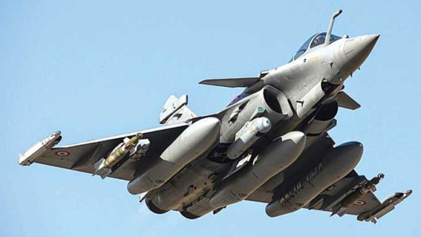 ফরাসি এই যুদ্ধবিমানের গতিবেগ ঘণ্টায় ২২২২ কিলোমিটার। ৫০ হাজার ফিট পর্যন্ত উপরে উঠতে পারে। তবে স্বচ্ছন্দে উড়তে পারে মাটি থেকে ৩৭ হাজার ফুট উপরে। মাঝ আকাশেই জ্বালানি ভর্তি করার ব্যবস্থাও রয়েছে। যে কোনও আবহাওয়ায় সমান স্বচ্ছন্দ রাফাল যুদ্ধবিমান।