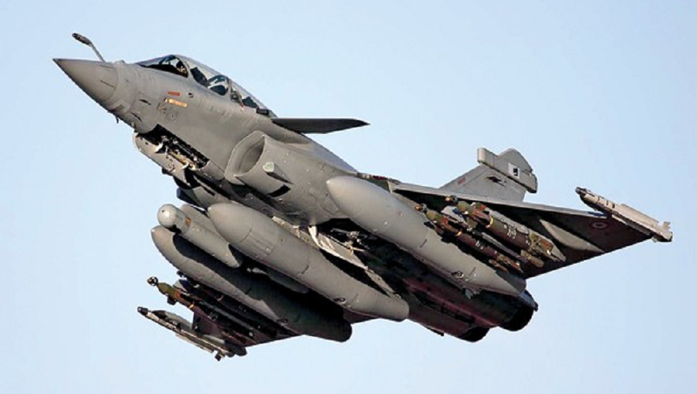 যুদ্ধবিমানগুলির দৈর্ঘ্য ১৫.২৭ মিটার। প্রতিটি ডানার দৈর্ঘ্য ১০.৮ মিটার। সুখোইয়ের চেয়েও বেশি ওজন বহন করতে পারে রাফাল। সুখোইয়ের বহন ক্ষমতা ৮০০০ কিলোগ্রাম। রাফাল সেখানে ৯৫০০ কেজি ওজন নিয়ে উড়তে সক্ষম।