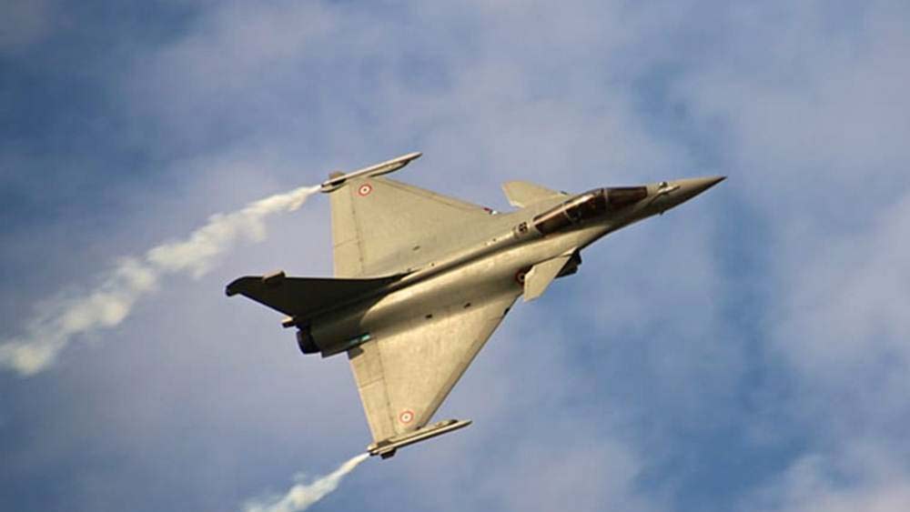 ফরাসি সমরাস্ত্র প্রস্তুতকারী সংস্থা দাসো এভিয়েশনের তৈরি এই যুদ্ধবিমানে ইঞ্জিনের এমন ক্ষমতা যে, ‘কমব্যাট মোড’ থেকে স্থির অবস্থায় ফিরে আসতে সময় লাগে মাত্র ৩ সেকেন্ড।