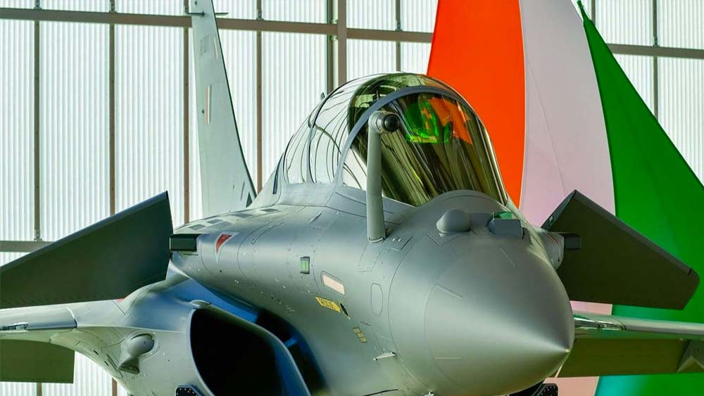 রাফাল যুদ্ধবিমান পরমাণু অস্ত্র বহনে সক্ষম। শুধু তাই নয়, প্রায় সব ধরনের অত্যাধুনিক ক্ষেপণাস্ত্র বহন করে উড়তে পারে এবং নিখুঁত নিশানায় হামলা চালাতে পারে।