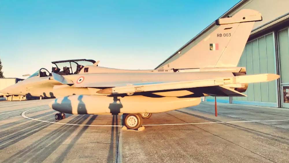 নেক্সট জেন প্রযুক্তির আকাশ থেকে আকাশ মাইকা, দূরপাল্লার আকাশ থেকে আকাশ মেটিওর, দূরপাল্লার স্কাল্প, যুদ্ধজাহাজ বিধ্বংসী এএম ৩৯ এক্সোসেট-এর মতো ক্ষেপণাস্ত্র বহন করে লক্ষ্যবস্তুতে আঘাত হানতে পারে রাফাল যুদ্ধবিমান। স্কাল্প ক্ষেপণাস্ত্র স্থির লক্ষ্যবস্তুকে ধ্বংস করতে পারে। আর মাইকা ক্ষেপণাস্ত্রের মাধ্যমে প্রায় ১০০ কিলোমিটার দূরের অদৄশ্য বস্তুতেও হামলা চালানো যায়।