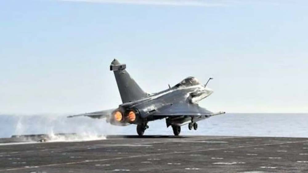 ক্ষেপণাস্ত্র ছাড়াও বিভিন্ন প্রকৄতির লেজার নির্দেশিত বোমা, অনির্দেশিত ক্লাসিক বোমাও ফেলা যায় এই যুদ্ধবিমান থেকে। রাফাল থেকে ছোড়া যায় নেক্সটর ৩০এম৭৯১৩০ ইন্টারনাল কামান। এই কামান প্রতি মিনিটে ২৫০০ রাউন্ড গোলাবর্ষণ করতে পারে।