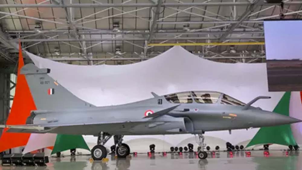 শুধু আক্রমণ শানানো নয়, যে কোনও যুদ্ধে শত্রুপক্ষের থেকে কৌশলগত দিক থেকে এগিয়ে থাকতেও রাফালের জুড়ি মেলা ভার। আকাশ  সুরক্ষা, ক্লোজ এয়ার সাপোর্ট, ইনডেপথ স্ট্রাইক, নজরদারি, জাহাজ বিধ্বংসী আঘাত হানার ক্ষমতা এবং সর্বোপরি পারমাণবিক অস্ত্র বহন করার ক্ষমতাই রাফালকে অন্য প্রায় সব যুদ্ধবিমানের থেকে কয়েক কদম এগিয়ে রেখেছে।