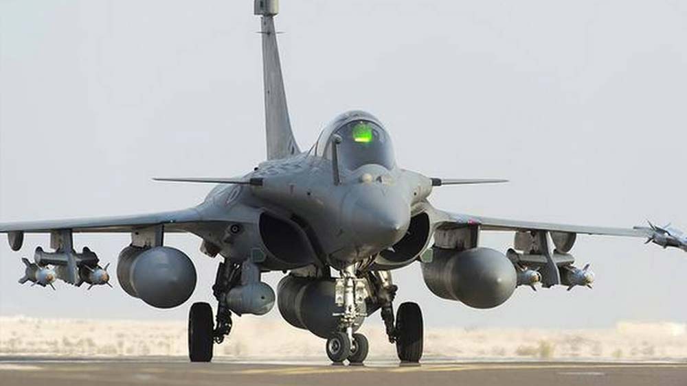 আকাশযুদ্ধে ‘এয়ার সুপ্রিমেসি’ অত্যন্ত গুরুত্বপূর্ণ। প্রতিপক্ষের যুদ্ধবিমানকে সব দিক দিয়ে টেক্কা দিয়ে গোটা আকাশসীমায় আধিপত্য কায়েম করাকে কৌশলগত পরিভাষায় এয়ার সুপ্রিম্যাসি বলা হয়। আর এক্ষেত্রেও রাফালের বিকল্প খুঁজে পাওয়া কঠিন।