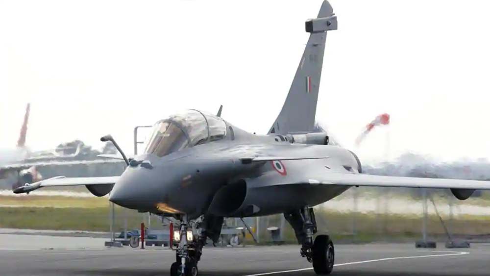 ইন্টারডিকশন বা ডিপ এয়ার সাপোর্ট দিতে এই ফরাসি যুদ্ধবিমান অত্যন্ত দক্ষ। যে ভূখণ্ডে আকাশপথে হামলা চালানো হচ্ছে, অনেক ক্ষেত্রেই সেই ভূখণ্ড শত্রুপক্ষের দখলে থাকে। ফলে মাটির খুব কাছাকাছি পৌঁছে হামলা চালানো যায় না। অনেক উঁচু থেকে শত্রুর ঘাঁটি ধ্বংস করতে হয়। রাফাল অনায়াসেই সেই কাজ করতে পারে।