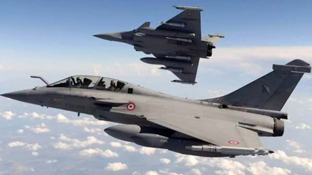 মাটিতে দু’পক্ষের যুদ্ধের সময় পদাতিক বাহিনীকে আকাশপথে সুরক্ষা দেওয়া অন্যতম সমরকৌশল। এতে এক দিকে যেমন সেনার মনোবল বাড়ে, তেমনই চাপমুক্ত হয়ে প্রতিপক্ষের উপর হামলা চালাতে পারে। সামরিক পরিভাষায় একে বলা হয় গ্রাউন্ড সাপোর্ট। দুই পদাতিক বাহিনীর যুদ্ধের সময় মাটির কাছাকাছি এসে শত্রুপক্ষের উপর হামলা চালাতে যে রাফাল পারদর্শী, তার প্রমাণও মিলেছে ইতিমধ্যেই।