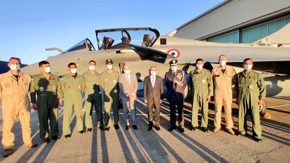 সোমবারই ফ্রান্স থেকে ভারতের উদ্দেশে উড়েছে প্রথম দফার পাঁচটি রাফাল। বুধবার পৌঁছবে অম্বালায় ভারতীয় বায়ুসেনার ঘাঁটিতে। তার পরেই যুক্ত হবে ভারতীয় বায়ুসেনার সঙ্গে।